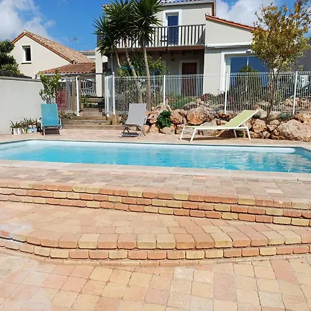 Grande Neuve Avec Piscine Pres Et Sete Villa