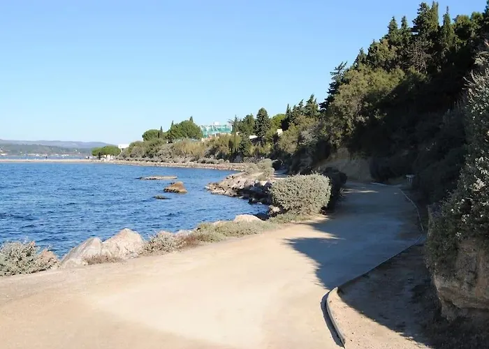 Grande Neuve Avec Piscine Pres Et Sete Villa