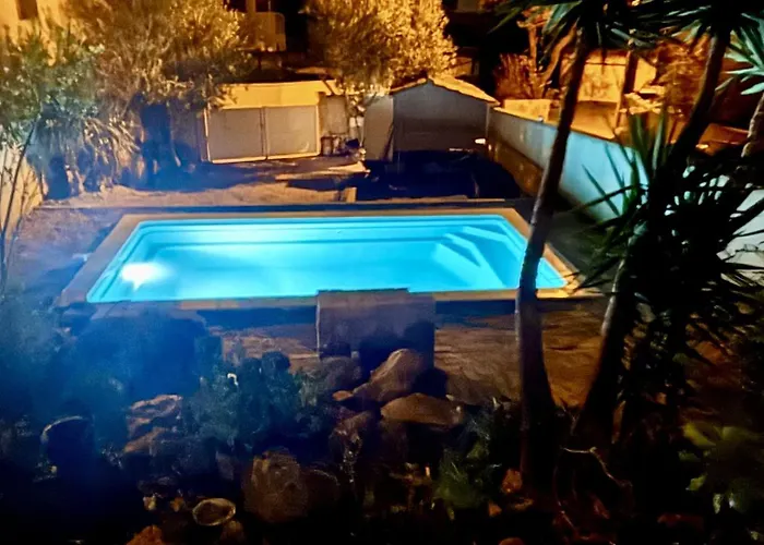 Grande Neuve Avec Piscine Pres Et Sete Villa